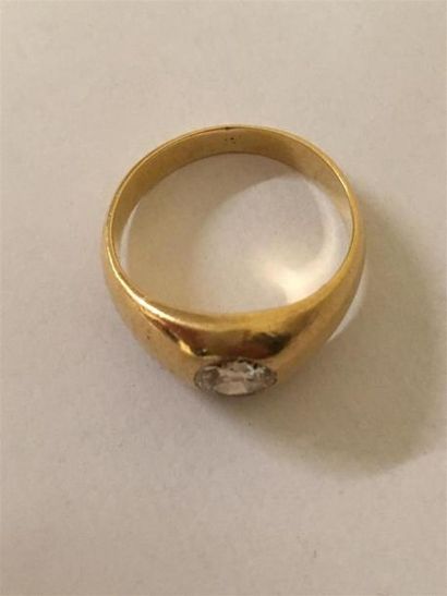 null Jonc anglais en or jaune (750) 18K serti clos d'un diamant taille ancienne de...