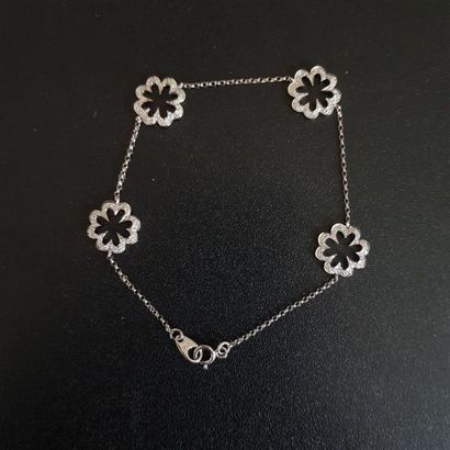 null Bracelet en or gris (750) 18K, chaîne coupée de fleurs de diamants. Poids :...