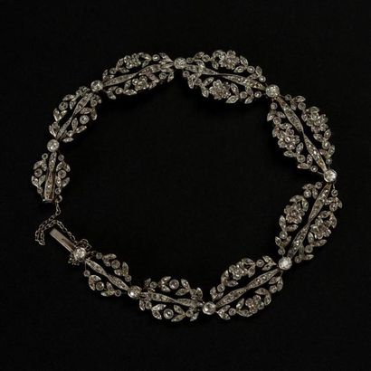 null Bracelet en platine maillons oblongs de diamants. Style guirlande. Vers 1900....