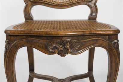 null Suite de neuf chaises à dossier droit à fond de canne
Epoque Louis XV
(fèle...
