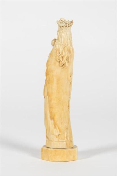 null DIEPPE, Vierge à l'Enfant en ivoire sculpté 
19ème siècle
H : 15, 5 cm