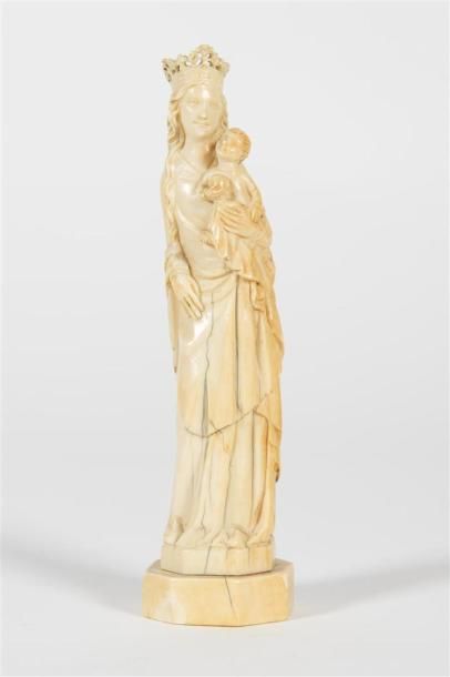 null DIEPPE, Vierge à l'Enfant en ivoire sculpté 
19ème siècle
H : 15, 5 cm