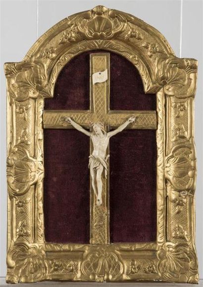 null Christ en ivoire sculpté et finement ciselé, cadre en bois doré, cintré
18ème...