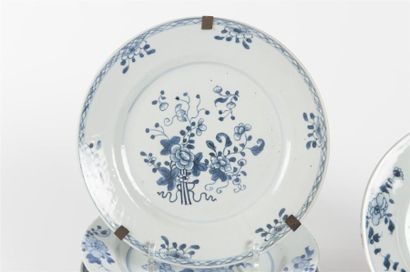null Compagnie des Indes huit assiettes en porcelaine à décor bleu blanc
18ème s...
