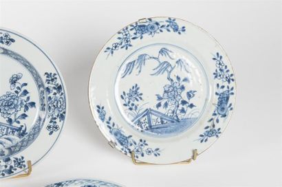 null Compagnie des Indes huit assiettes en porcelaine à décor bleu blanc
18ème s...