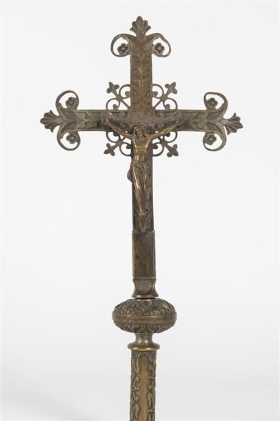 null Croix de procession en laiton et bois
19ème siècle
H : 100 cm