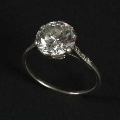 null Bague en or gris (750) 18K retenant un diamant taille ancienne de 2,90 carats...