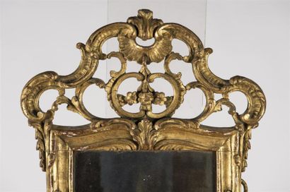 null Miroir à en bois doré à fronton ajouré en bois doré, 
Italie18ème siècle.
H:...