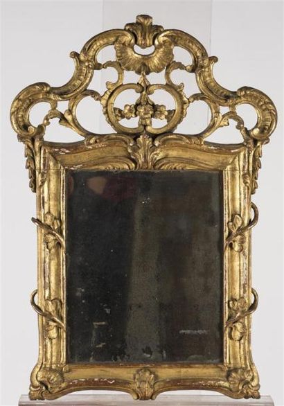 null Miroir à en bois doré à fronton ajouré en bois doré, 
Italie18ème siècle.
H:...