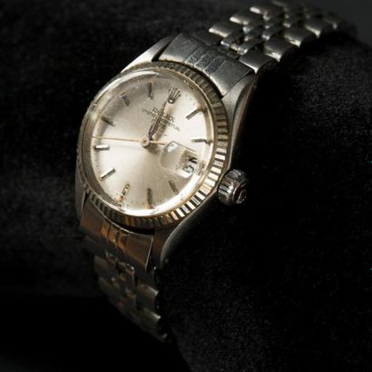 null ROLEX Oyster Perpetual date en acier. Montre lady. Petit modèle. Boucle déployante...