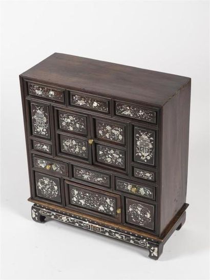null Cabinet en bois de fer marqueté de nacre, travail indochinois 19ème siècle
H...