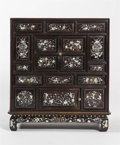 null Cabinet en bois de fer marqueté de nacre, travail indochinois 19ème siècle
H...
