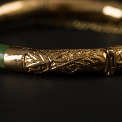 null Bracelet jonc rigide en jade couvert partiellement d'or filigrané ou ciselé....