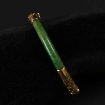 null Bracelet jonc rigide en jade couvert partiellement d'or filigrané ou ciselé....