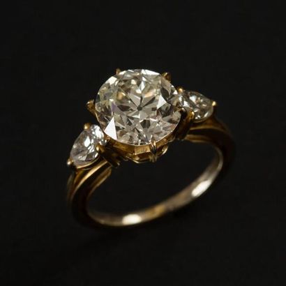 null Bague en or jaune et or blanc (750) 18K griffée d'un diamant de 4,98 carats...