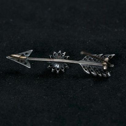 null Broche en or et argent figurant une flèche sertie de perles et de roses. Napoléon...