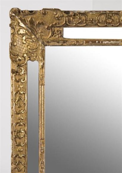 null Miroir à parecloses en bois doré sculpté d'écoissons
Epoque Louis XV
87 x 73...