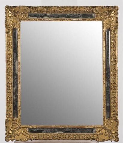 null Miroir à parecloses en bois doré sculpté d'écoissons
Epoque Louis XV
87 x 73...