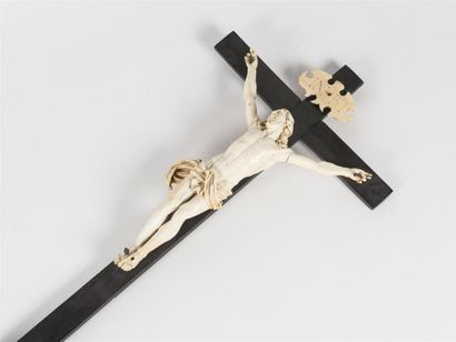 null Important Christ en ivoire sculpté et finement ciselé, croix en bois noirci.
18ème...