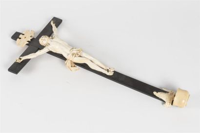 null Important Christ en ivoire sculpté et finement ciselé, croix en bois noirci.
18ème...
