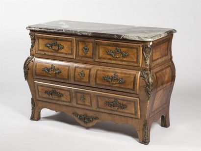 null Commode de forme tombeau en bois de placage marqueté de feuille dans des encadrement,...