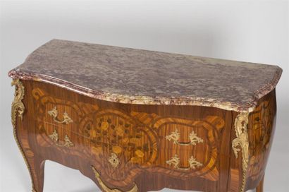 null Commode galbée en bois de placage, 
Plateau de marbre veiné 
Style Louis XV
H...
