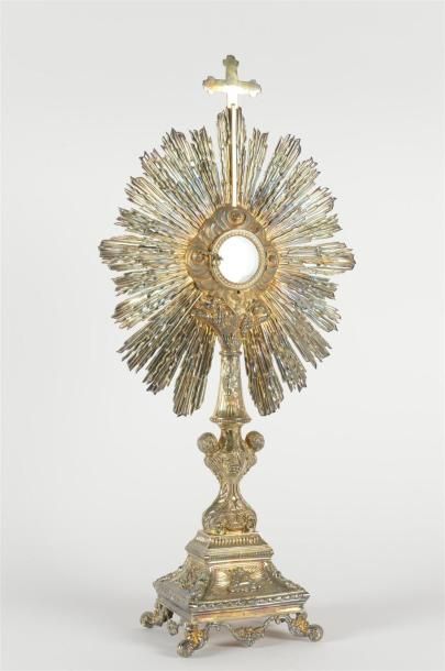 null Ostensoir en argent, la monstrance enchâssée dans une nuée à décor rayonnant,...