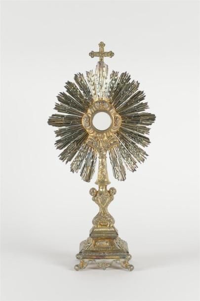 null Ostensoir en argent, la monstrance enchâssée dans une nuée à décor rayonnant,...