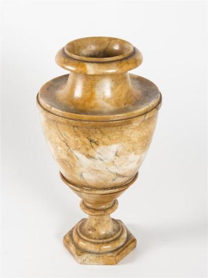 null Paire de vases sur piédouche en forme d'urnes en albâtre
19ème siècle
H : 38...