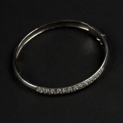 null Bracelet en or blanc (750) 18K partie supérieure pavée de diamants Poids : 30g...
