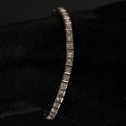 null Bracelet rivière de diamants taille ancienne en or gris (750) 18K. Poids des...