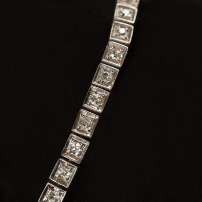 null Bracelet rivière de diamants taille ancienne en or gris (750) 18K. Poids des...
