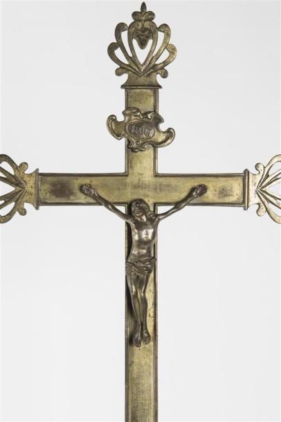 null Croix en bronze argenté, base tripode sculpté en relief de
18ème siècle