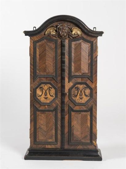 null Petite armoire de maitrise en bois de placage marqueté dans des encadrements...