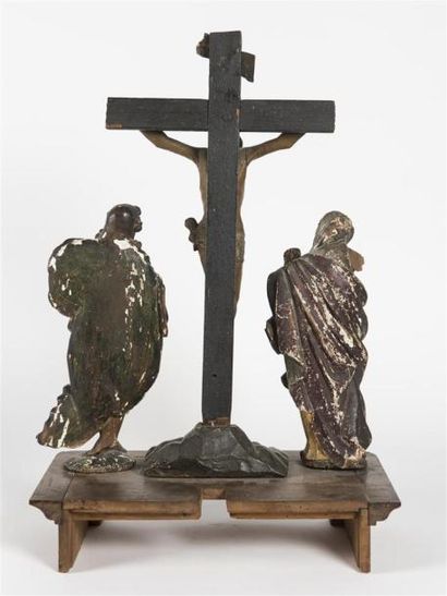 null Calvaire en bois sculpté polychrome , Christ entre la Vierge et Saint Jean
18ème...