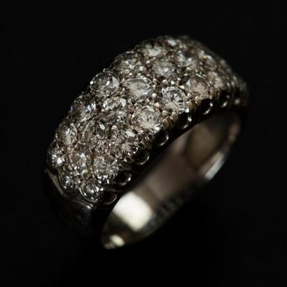 null Bague bandeau en platine et or blanc (750) 18K pavée de diamants Poids : 4,80...