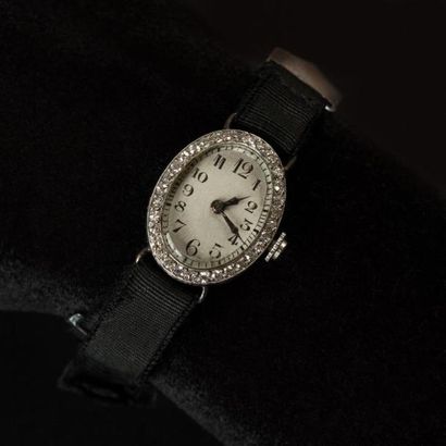 null Montre bracelet dame. Boîtier en or blanc (750) 18K ovale bordé de diamants...