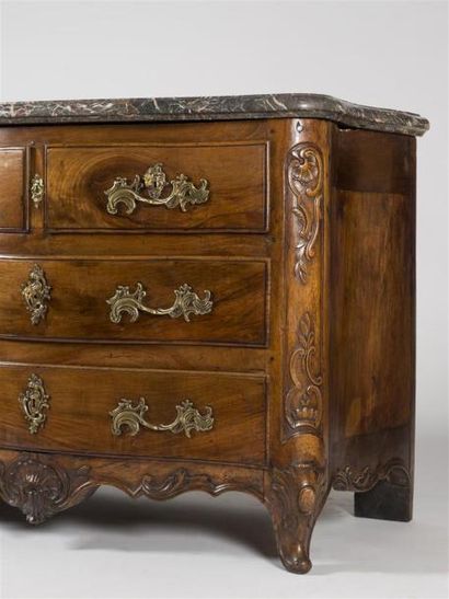 null Commode grenobloise galbée sur trois côtés, elle ouvre par cinq tiroirs en façade
Dessus...