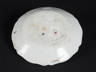 null ROUEN 
Plat en faïence polychrome à décor aux carquois 
18ème siècle
Diam :...