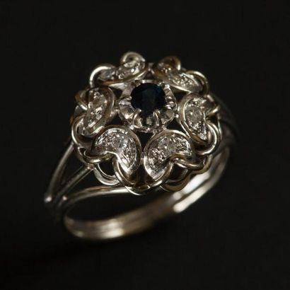 null Bague en or gris (750) 18K fleur de diamants pétales en demi lune centrés d'un...