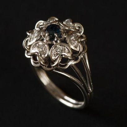 null Bague en or gris (750) 18K fleur de diamants pétales en demi lune centrés d'un...