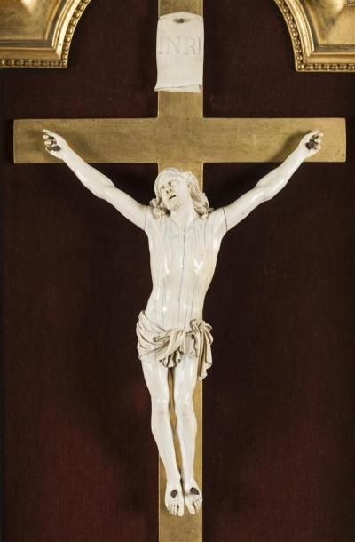 null Important Christ en ivoire sculpté et finement ciselé dans son cadre orné d'une...