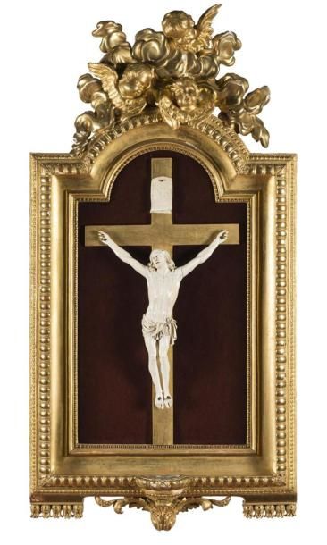 null Important Christ en ivoire sculpté et finement ciselé dans son cadre orné d'une...