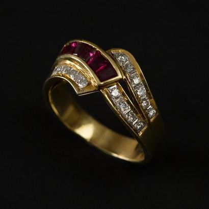 null Bague croisée en or jaune (750) 18K sertie glissière de rubis et diamants. Poids...