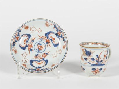 null JAPON, porcelaine à décor IMARI
Tasse et sous tasse en porcelaine 
18ème siècle
H...