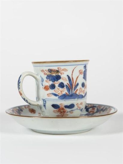 null JAPON, porcelaine à décor IMARI
Tasse et sous tasse en porcelaine 
18ème siècle
H...