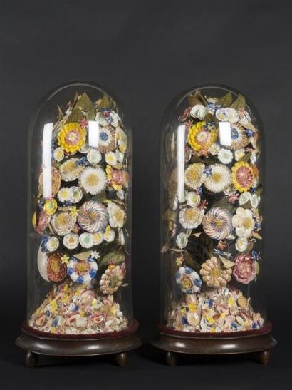 null Deux bouquets de mariés en coquillage polychrome sous globe de verre
Epoque...