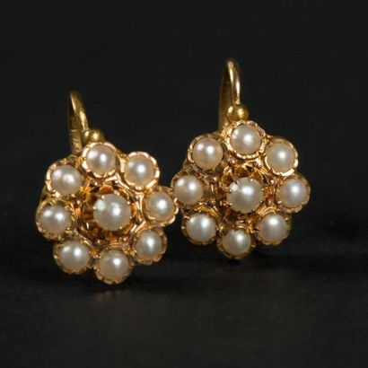null Paire de pendants d'oreilles en or jaune (750) 18K marguerite de demi perles....