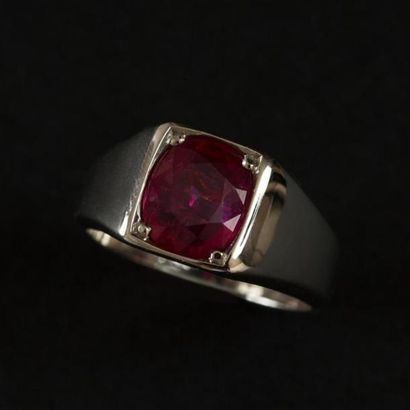 null BOUCHERON Paris Signée. Bague en platine sertie d'un rubis birman non chauffé...