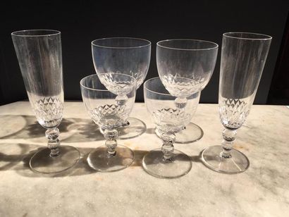 null Service de verres St Louis modèle Orly
10 verres à eau
9 verres à vin
11 coupes...